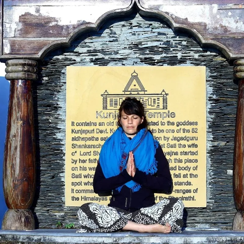Lise Martineau en méditation devant le temple de Kunjapuri, Himalaya